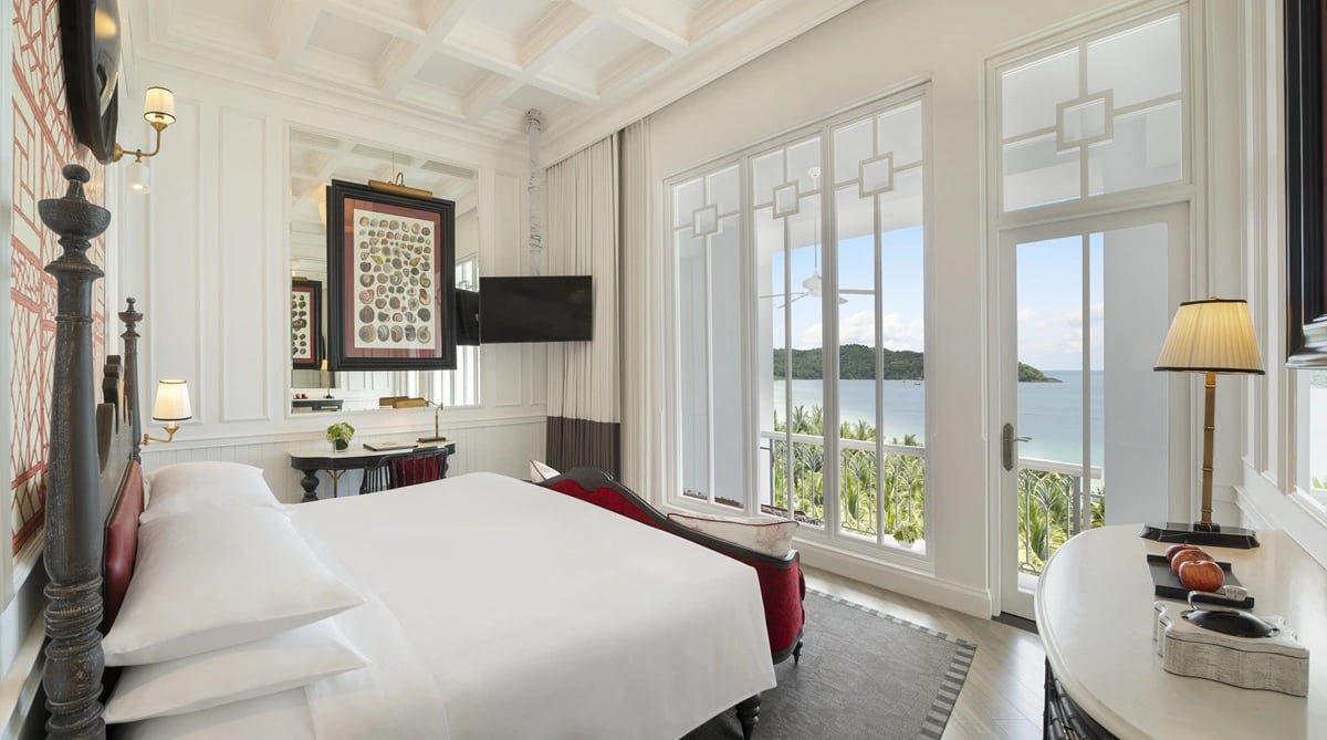 Phòng King Bed tại JW Marriott Phu Quoc Emerald Bay - không gian nghỉ dưỡng sang trọng nhìn ra Bãi Khem